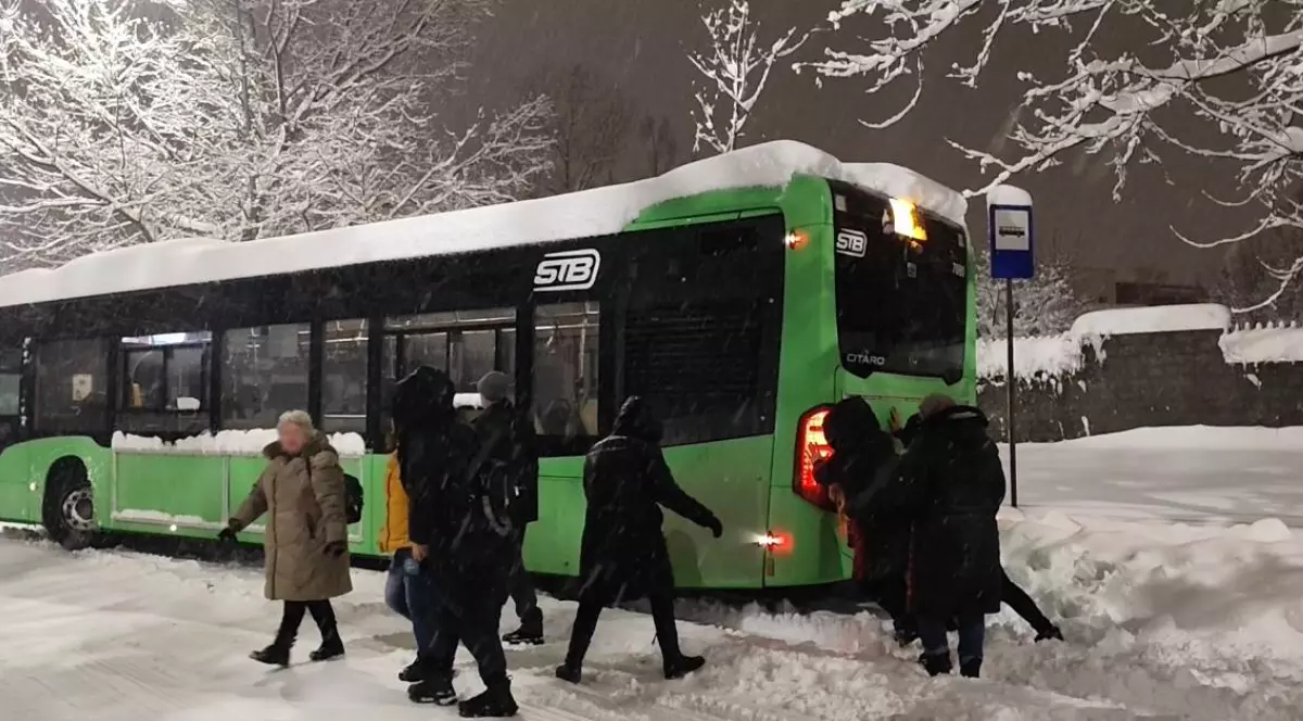 Pasagerii au împins un autobuz STB împotmolit, la Băneasa