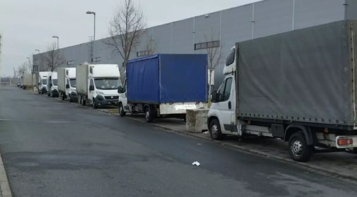 Mai multe autoutilitare parcate