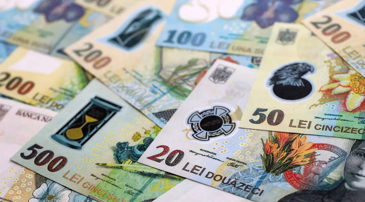 Imagine creativă cu bancnote de 500, 200, 100 și 50 de lei împrăștiate una peste cealalăt
