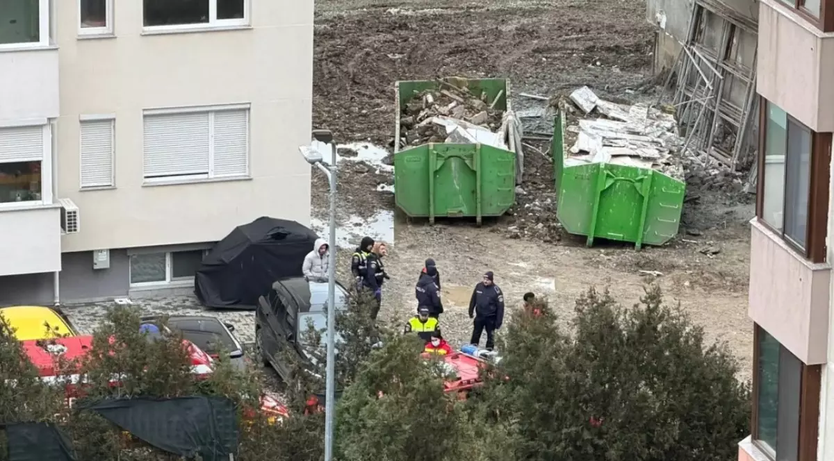 Polițiștii și ambulanțele SMURD pe un șantier din Constanța, intervin la locul unui accident, între două blocuri aflate în construcție