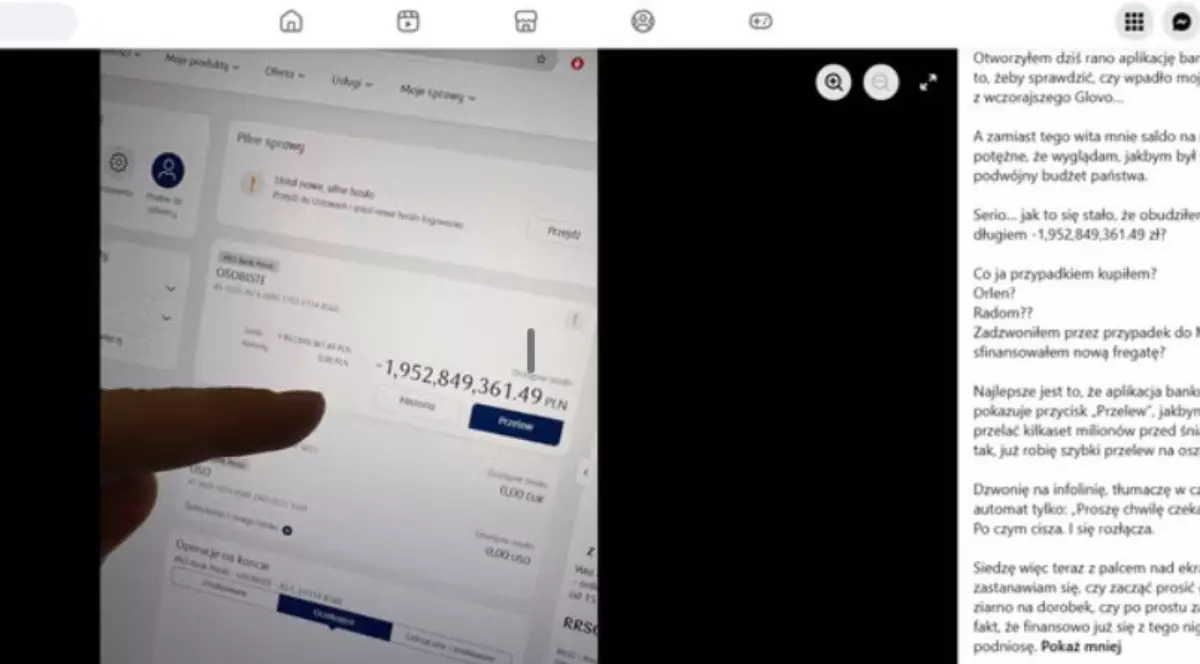Un bărbat care se uită la o fotografie de pe Facebook ce arată un cont bancar