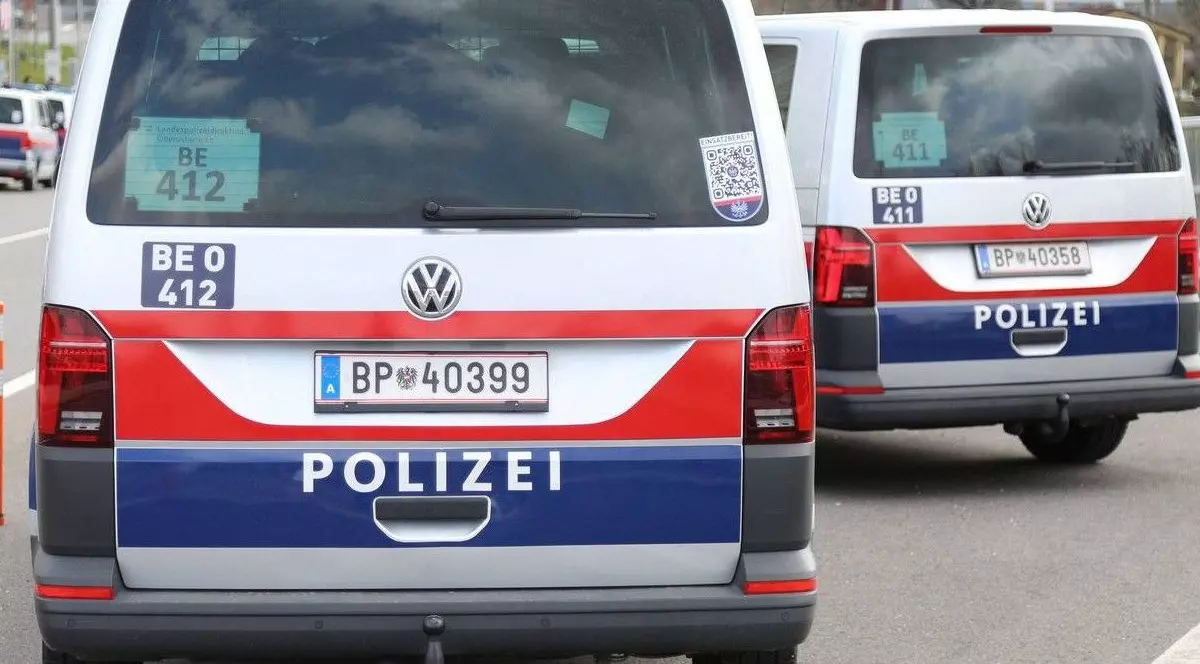 doouă dube de poliție, în trafic, în austria