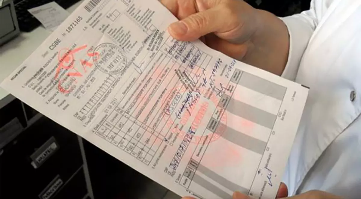 O mana care tine un bilet de trimitere de la medic. Bilete de trimitere pentru preventia cancerului. Furnizori in contract cu CNAS. Foto: Casa de Asigurăride Sănătate Vâlcea