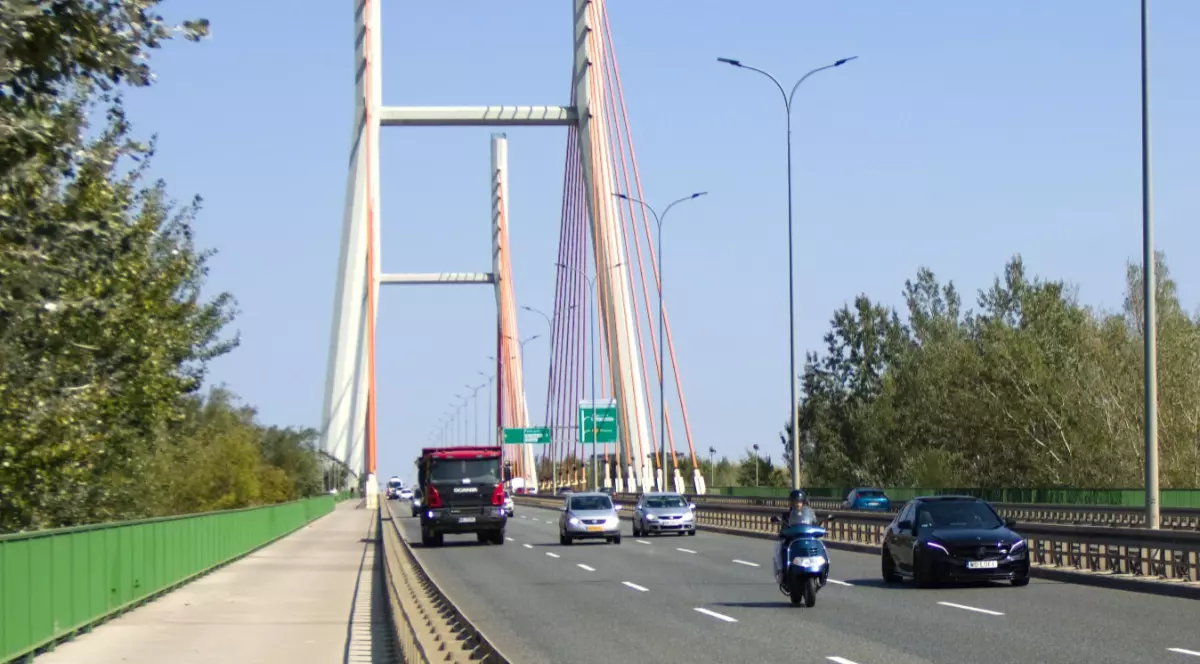 Mașini, motociclete și camioane, în timp ce trec pe stradă pe podul de la Brăila