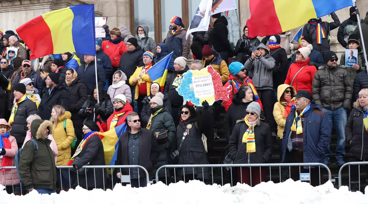 O multine de oameni cu steaguri in maini