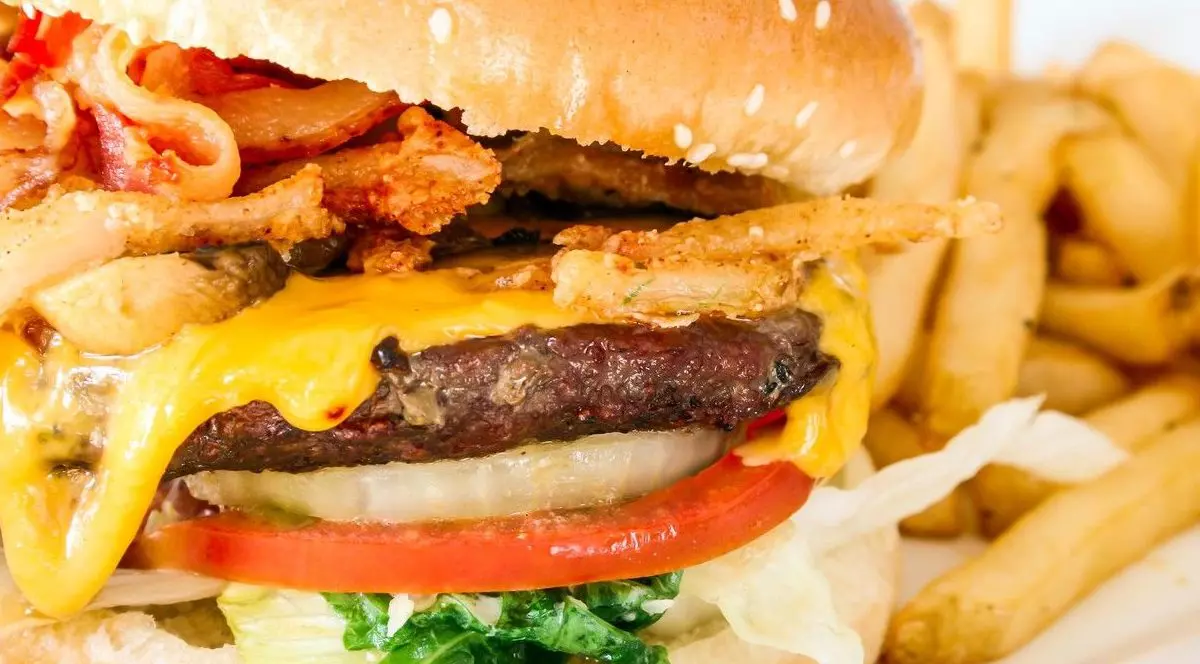 Carnea din hamburger, mai sigură decât salata verd
