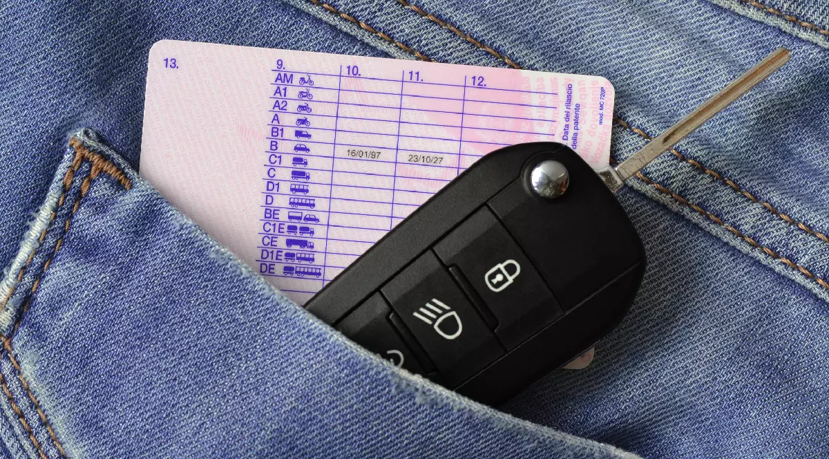 Cheie auto și permis de conducere în buzunarul blugilor