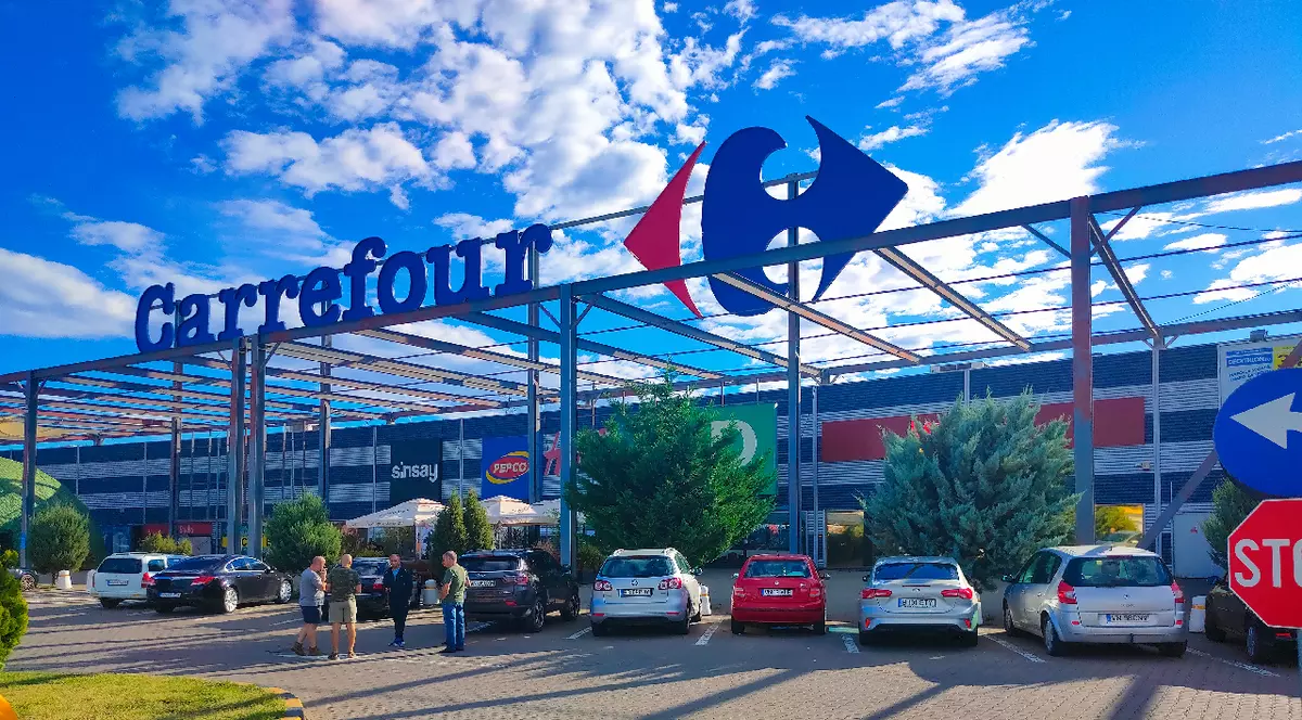 Focșani, România - 12 septembrie 2022: Intrarea în hipermarketul Carrefour