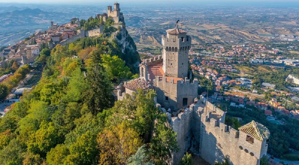 Care este cea mai veche ţară din lume - Imagine aeriană asupra celor trei turnuri din San Marino