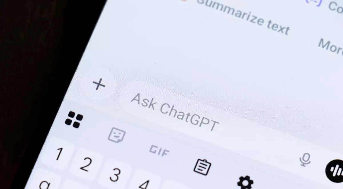 Aplicația ChatGpt, deschisă pe telefonul unei perfoane