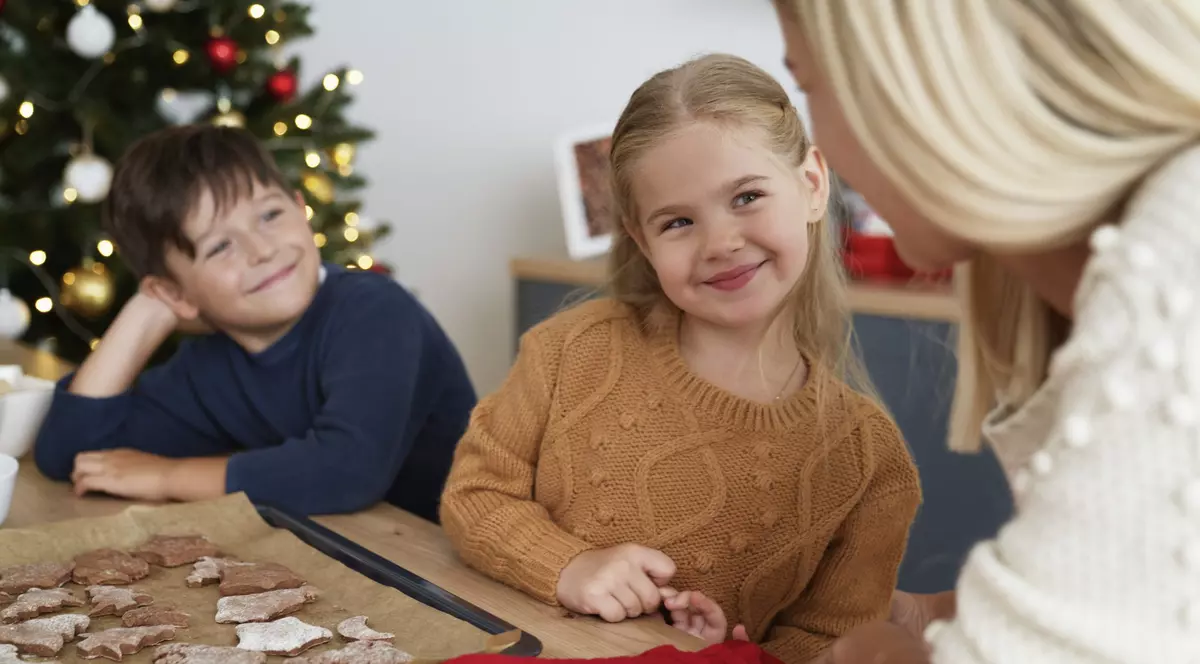 Opt din zece părinți se confruntă frecvent cu cererile copiilor pentru dulciuri și gustări. Foto: freepick.com
