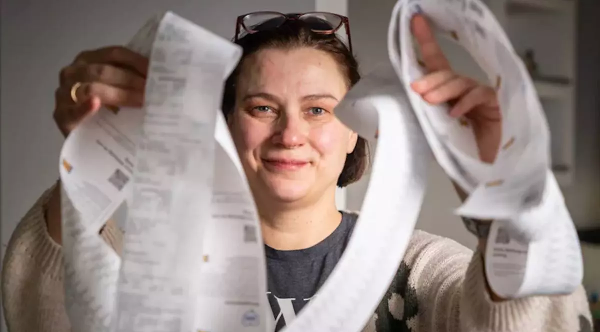 O femeie din Berlin, Patricia von Podewils-Seiler, în vârstă de 45 de ani, tine in maini un bon Ikea lung de 4.34 metri dupa ce fost sa cumpere patru bucatarii complete