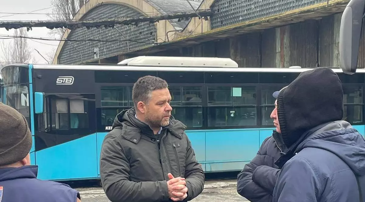 Ciprian Ciucu, în timpul vizitei la Autobaza STB din Floreasca, construită în 1950