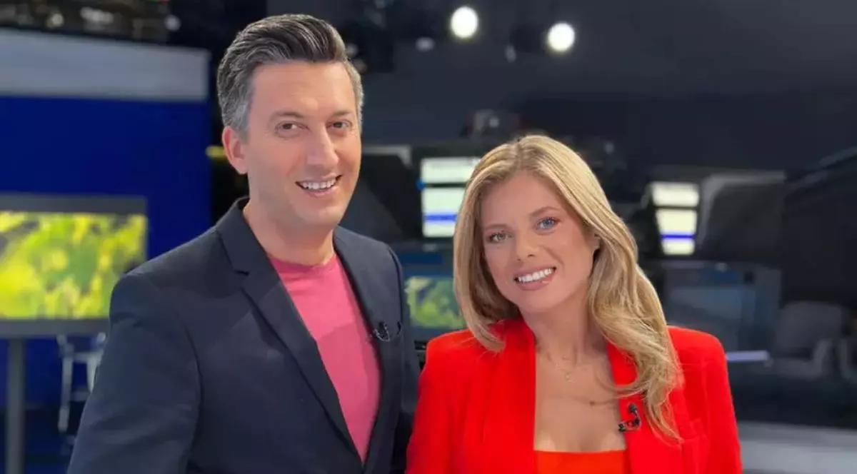 Cosmin Stan și Roxana Hulpe vor prezenta un jurnal de știri de weekend la ora 13.00, prin rotație