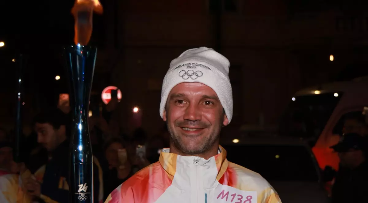 Cristi Chivu, alături de soția Adelina și fiicele lor la purtarea torței, cu o zi înainte de începerea Jocurilor Olimpice de Iarnă 2026. Familia a pozat împreună