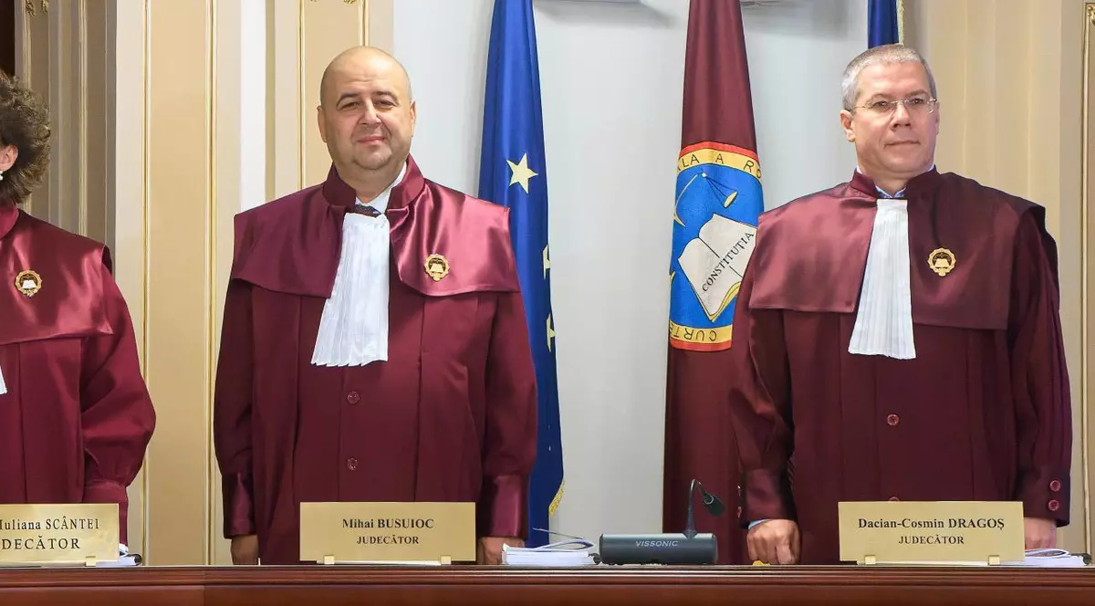 Mihai Busuioc (stânga) și Dacian Dragoș (dreapta), cei doi judecători ai CCR ale căror numiri au fost contestate de AUR