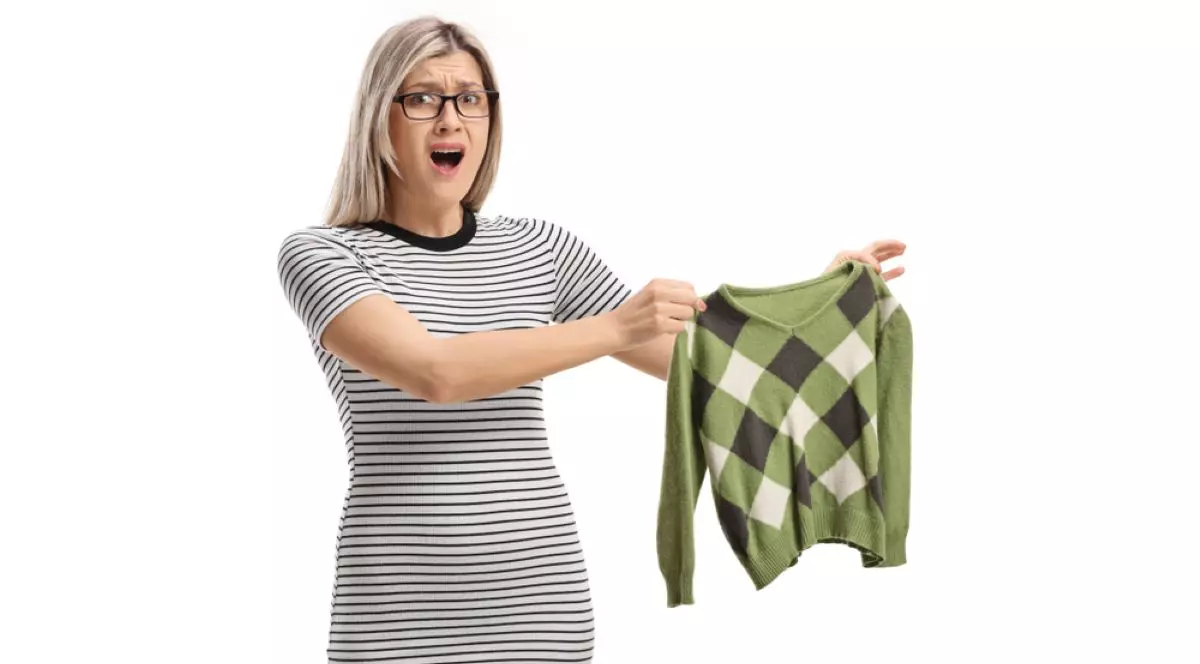 De ce intră hainele la apă şi cum previi asta