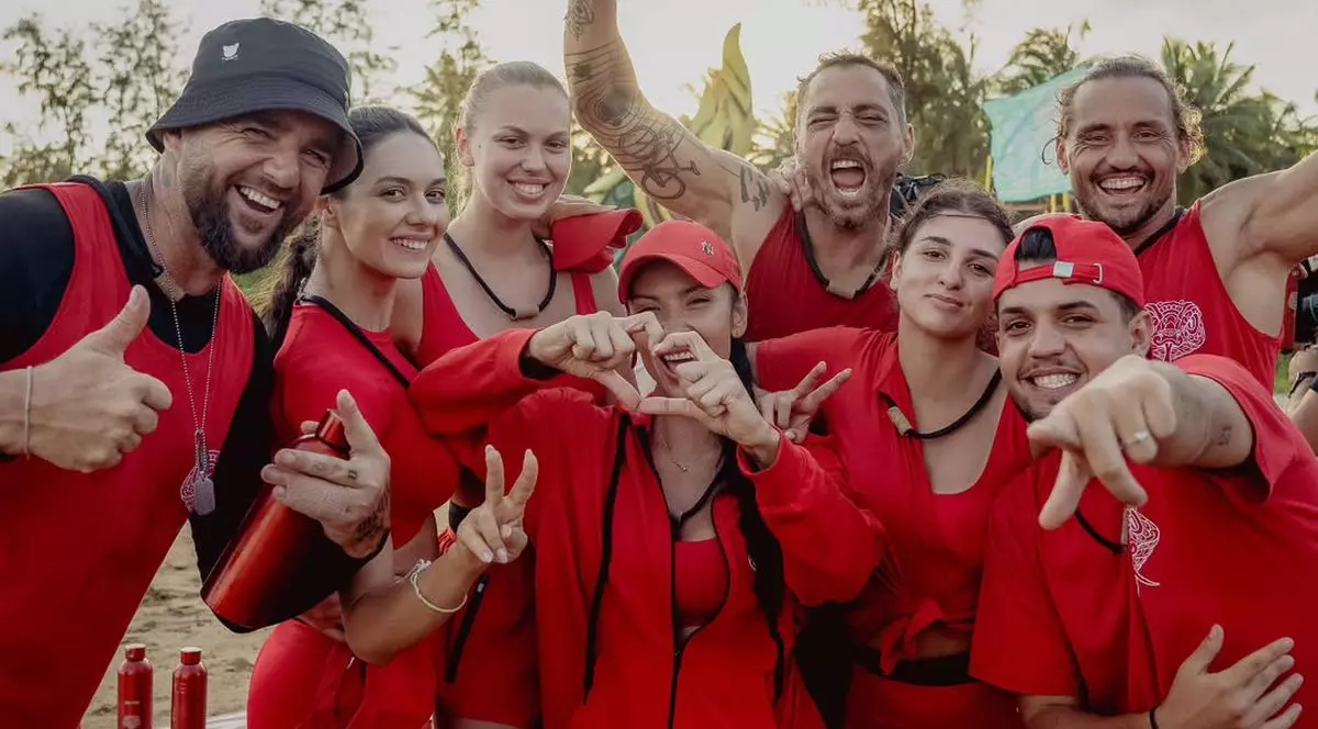 Vladimir Drăghia și Dumbo alături de ceilalți concurenți din echipa Luptătorii de la „Desafio: Aventura”, show difuzat de PRO TV