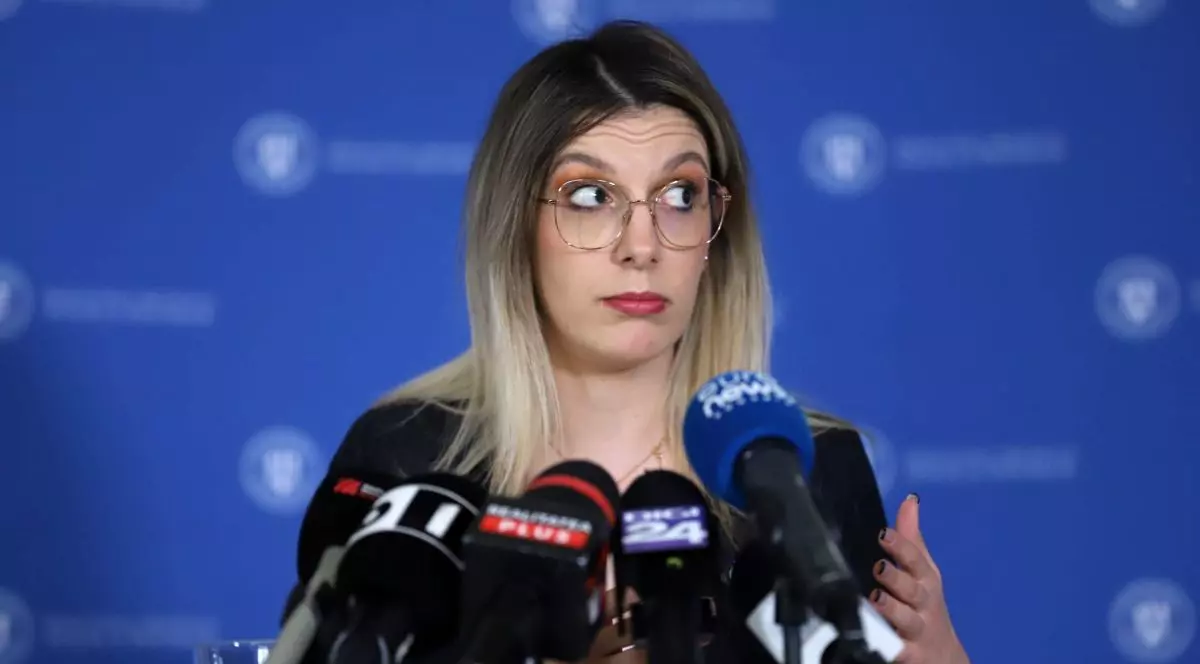 Ministrul Mediului, Diana Buzoianu, în timpul unei conferințe de presă, 2026