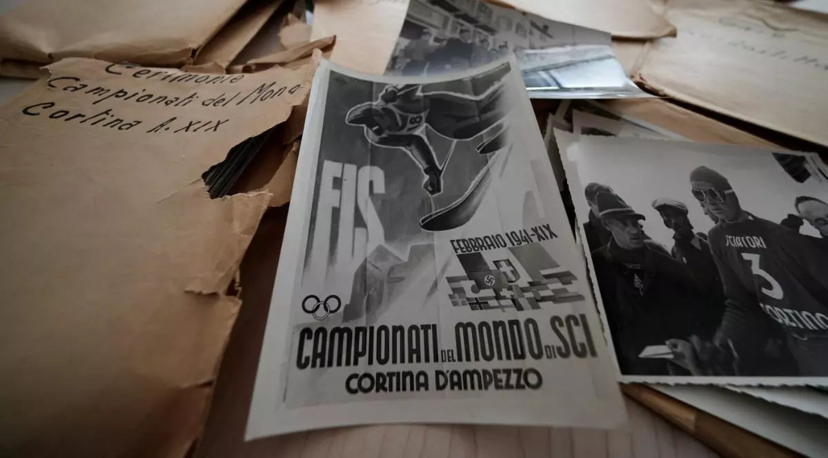 Fotografii originale ale Campionatului Mondial de Schi Alpin de la Cortina d'Ampezzo din 1941 sunt expuse pe o masă, în Milano, Italia, joi, 27 noiembrie 2025.