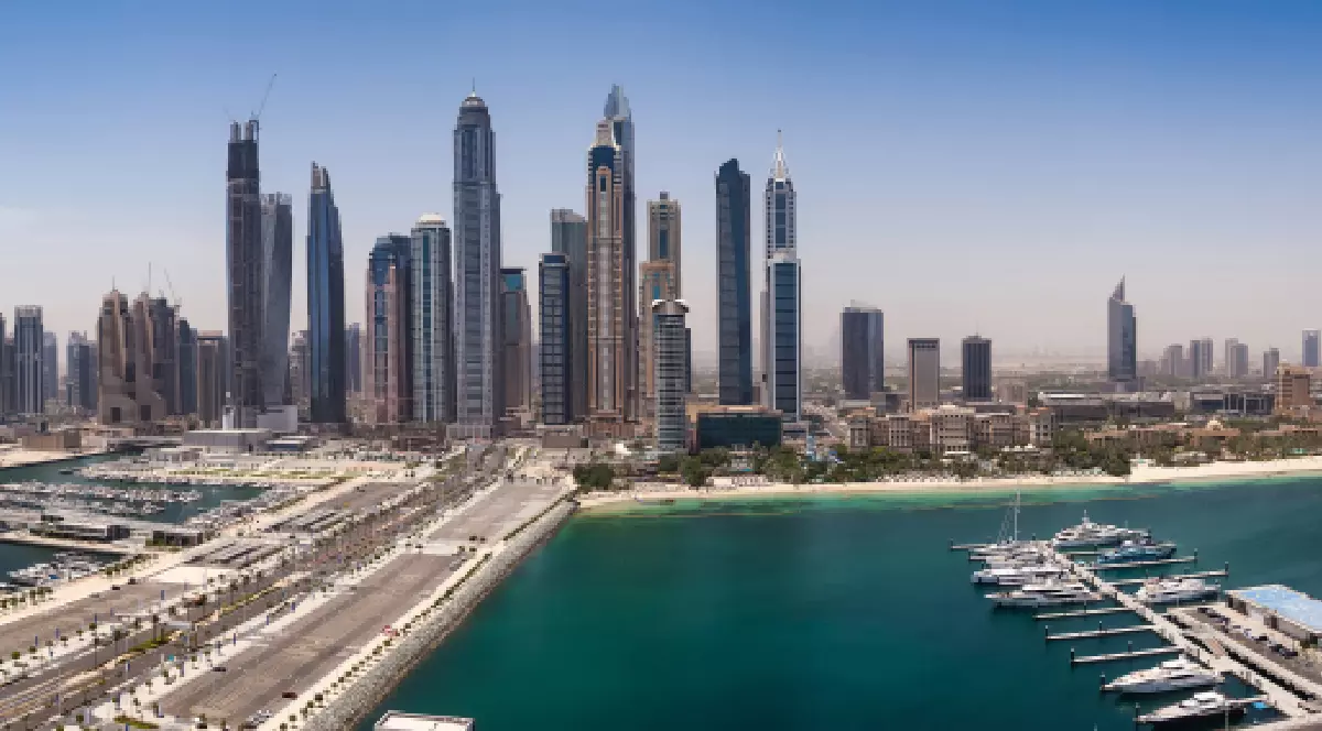 Vedere panoramică aeriană a zgârie-norilor moderni de pe malul mării din Dubai.