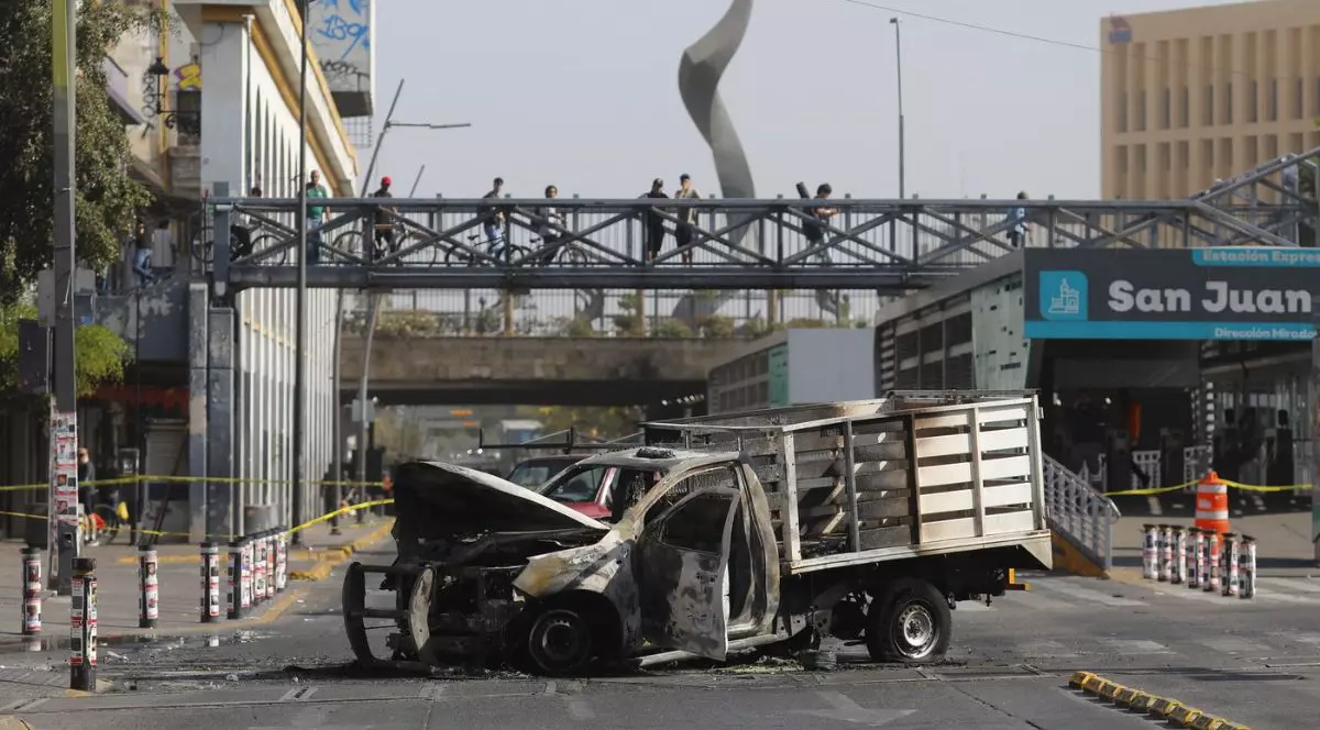 O imagine a locului în care trupele armatei mexicane l-au ucis pe Nemesio Oseguera Cervantes, cunoscut sub numele de „El Mencho”, liderul cartelului Jalisco Nueva Generacion (Jalisco Noua Generație), în timpul unei operațiuni federale în Guadalajara, Jalisco, Mexic, pe 22 februarie 2026. Mai devreme în aceeași zi, bărbați înarmați au blocat mai multe autostrăzi în statul Jalisco din vestul țării, incendiind vehicule și camioane ca răspuns la operațiunea federală de securitate din regiune. Stringer