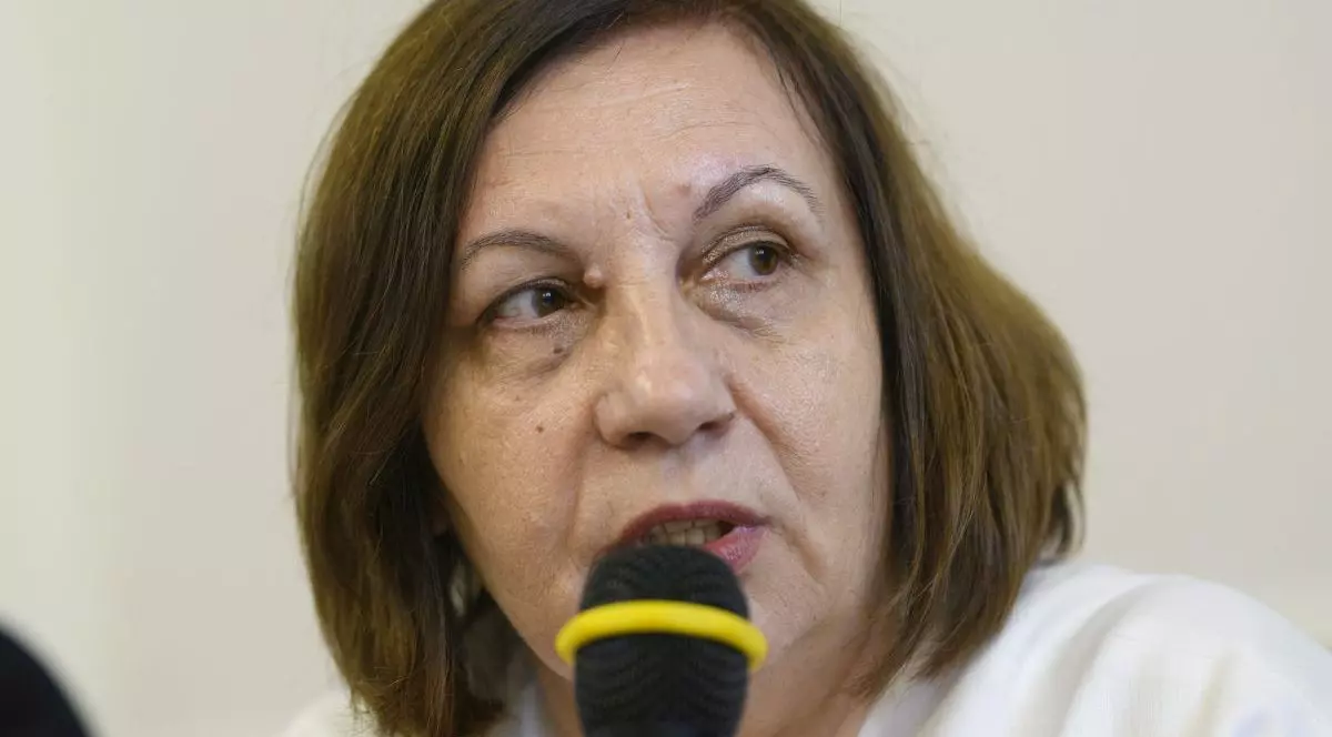 Elena Mateescu, directorul general al ANM, îmbrăcată cu o bluză albă, vorbește la microfon și participă la conferința Schimbările climatice și impactul în economie, organizată în București, vineri, 25 iulie 2025.