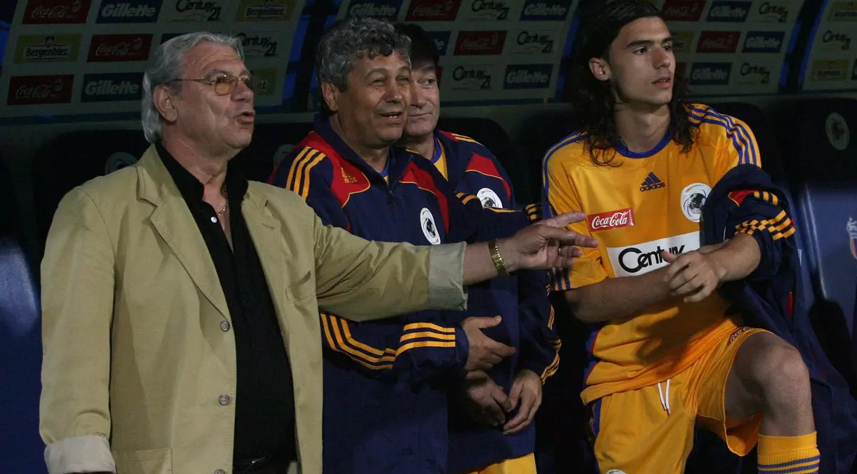 Emeric Ienei dă indicații de pe banca tehnică, avându-l alături pe Mircea Lucescu și pe Sabin Sburlea, 2009