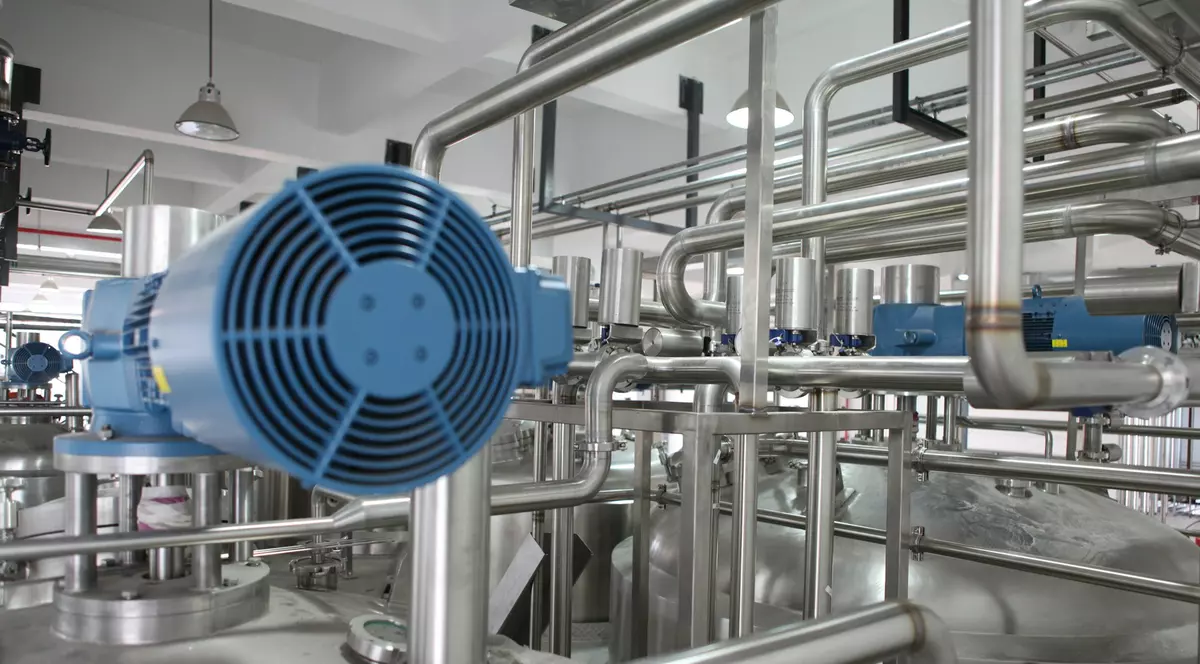 Optimizarea costurilor în industrie: cum tehnologia modernă elimină risipa de pe liniile de producție