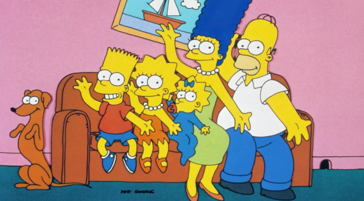 Imaginea prezintă familia Simpson reunită pe canapea, într-o scenă clasică din serialul animat Familia Simpson.