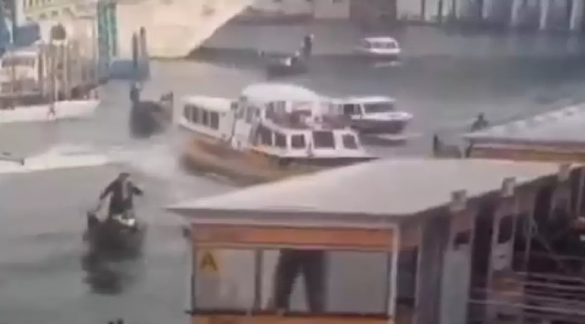 O ambarcațiune turistică a lovit mai multe gondole în Veneția