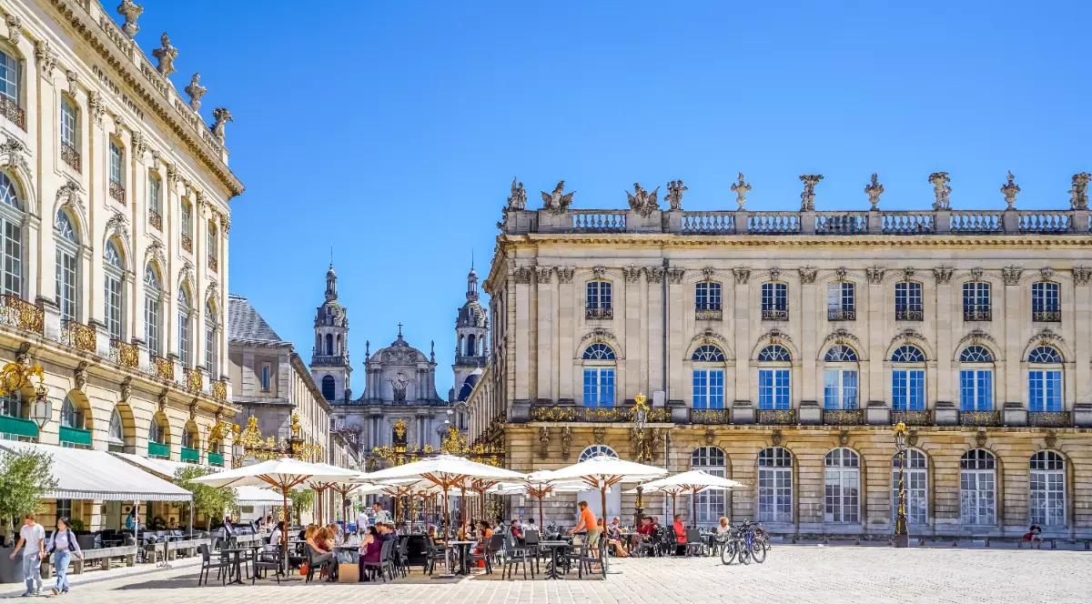 Centrul orașului Nancy, cu clădirile istorice și terase, influencerii îl recomandă în locul Parisului
