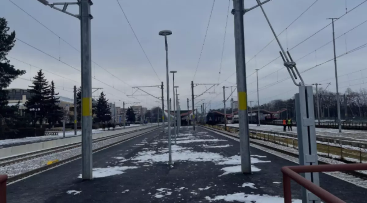 O gară în care sunt amplasați stâlpi în calea călătorilor.