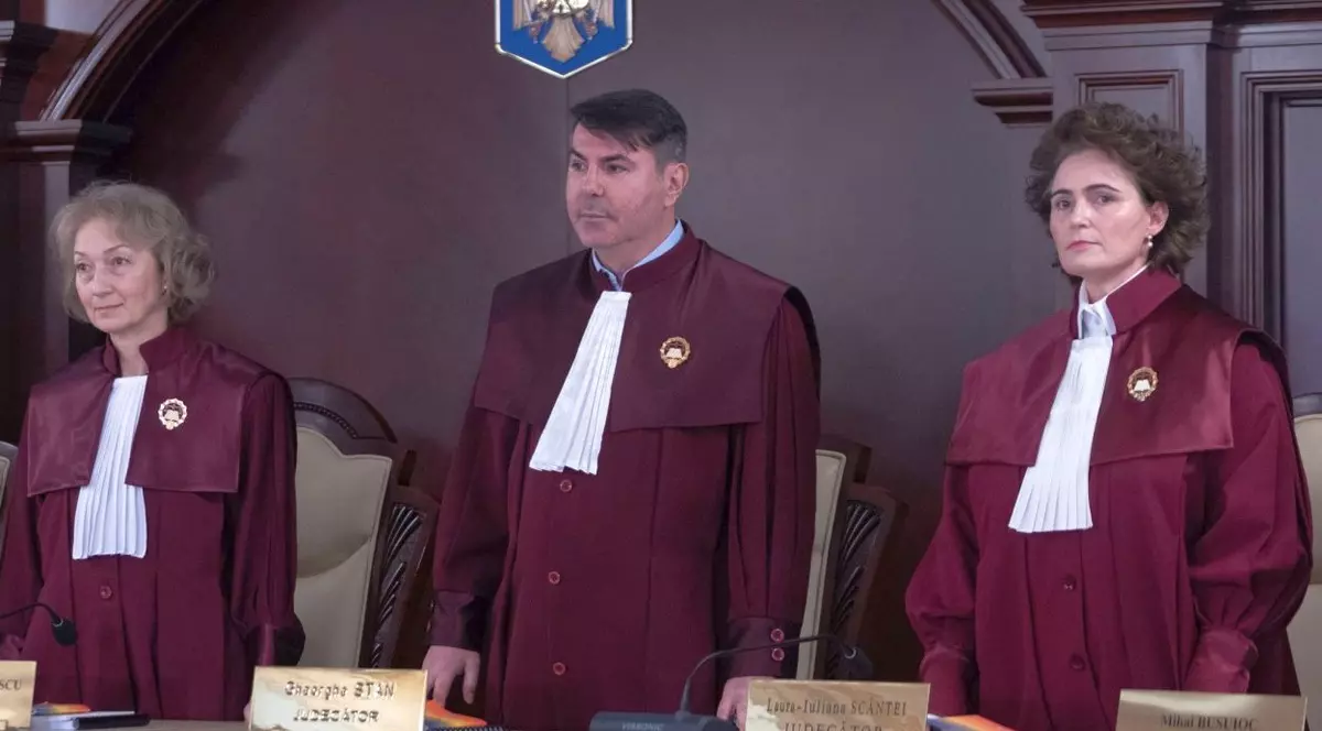 Gheorghe Stan, încadrat de Simina Tănăsescu, președinta CCR, și Laura Scîntei, judecătoare