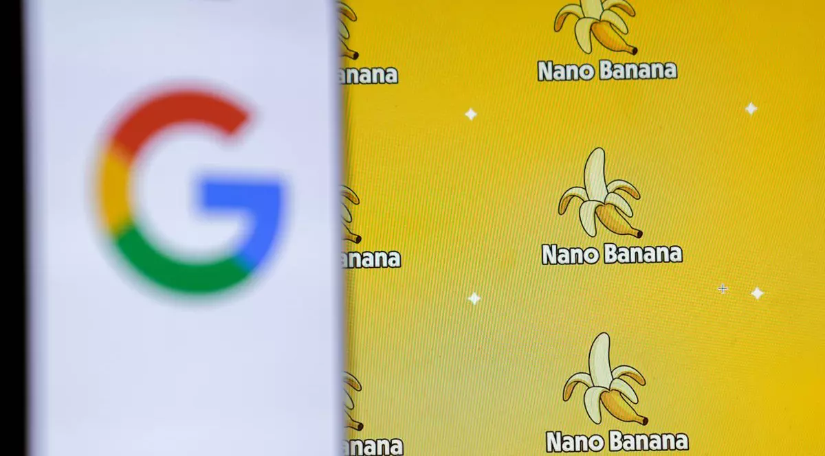 Imagine creativă cu un telefon care are logo-ul Google pe display în partea stânga, iar în partea dreapta un panou digital pe care se văd mai multe banane decojite și textul Nano Banana sub fiecare