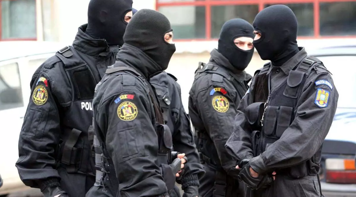 Luptatori DIAS din cadrul Inspectoratului de Politie Constanta asteapta, vineri 24 martie 2006, inceperea unui exercitiu demonstrativ, cu ocazia zilei Politiei Romane