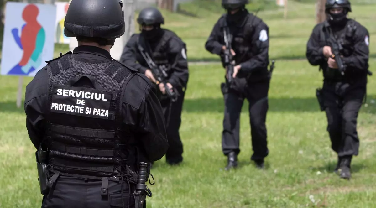 Ofiteri ai Serviciului de Protectie si Paza executa un exercitiu de lupta, duminica 7 mai 2006, in poligonul Domnesti