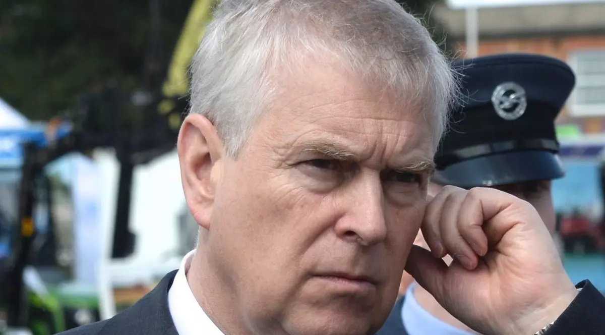 Fostul prinț Andrew al Marii Britanii, arestat chiar de ziua sa, a fost eliberat după câteva ore: „Părea amețit, șocat”