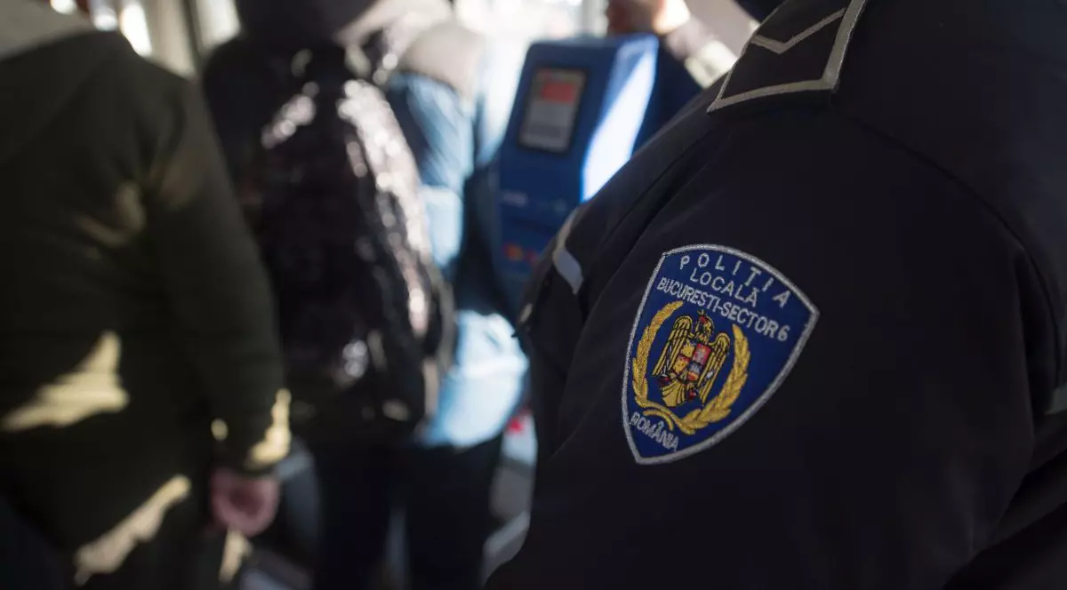 Un angajat al Politiei Locale participa la o actiune de verificare a biletelor de calatorie in mijloacele de transport in comun, organizata de Politita Locala, alaturi de controlorii STB, in sectorul 6 din Bucuresti, 19 ianuarie 2022