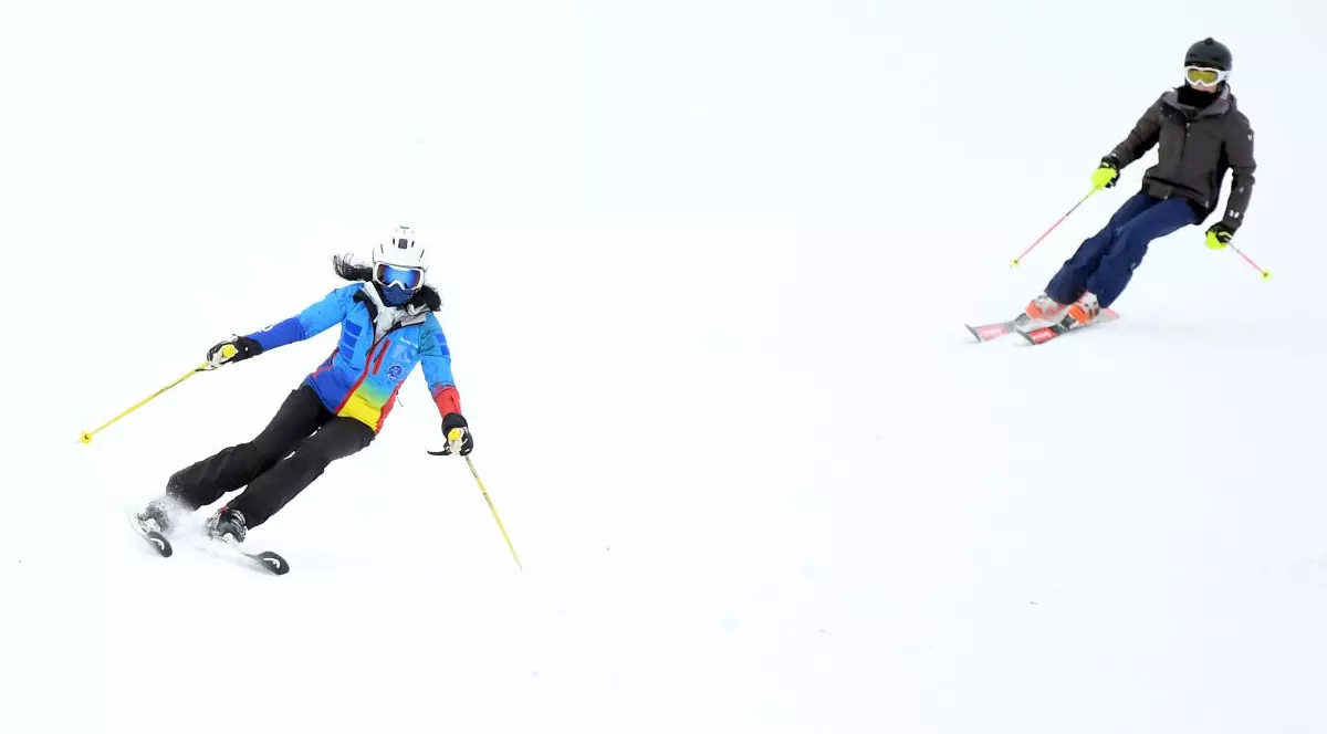 Turisti schiaza pe partiile din Poiana Brasov, miercuri, 9 februarie 2022.