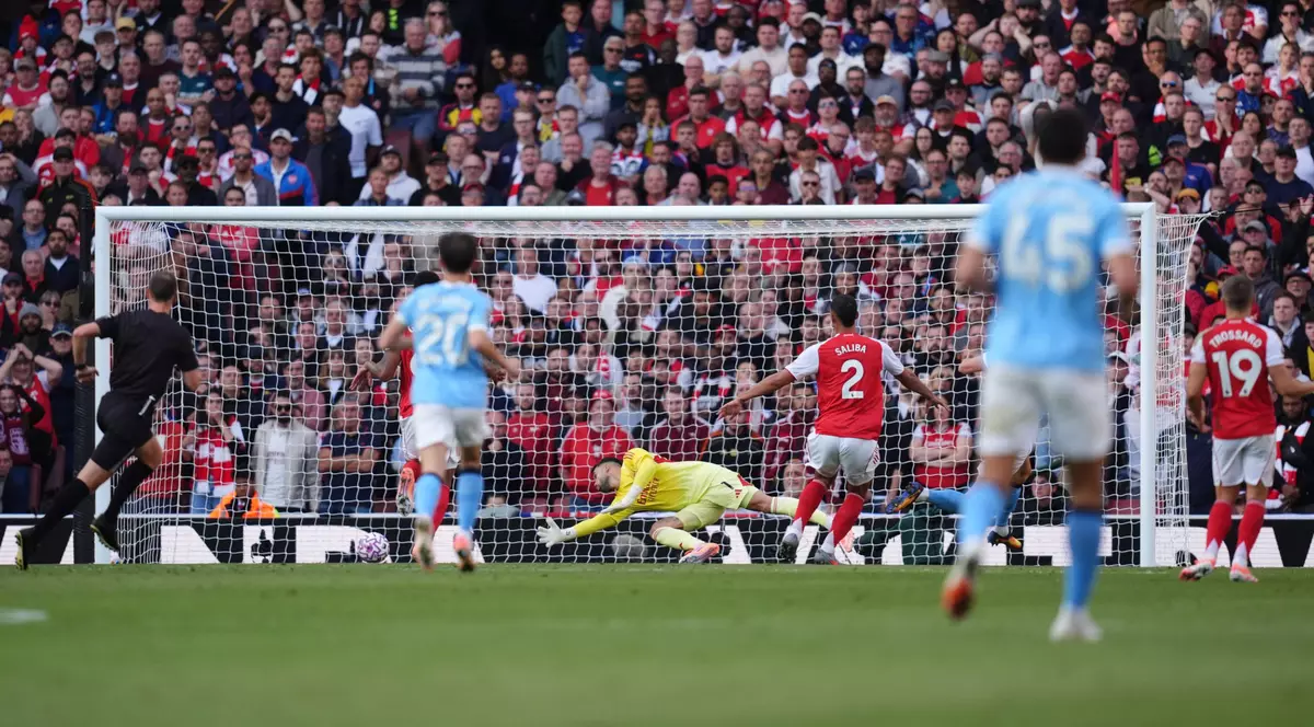 21 September 2025, United Kingdom, London: Arsenal goalkeeper David Raya reacts as Manchester City Erling Haaland scores his side's first goal during the English Premier League soccer match between Arsenal and Manchester City at Emirates Stadium. Photo: John Walton/PA Wire/dpa