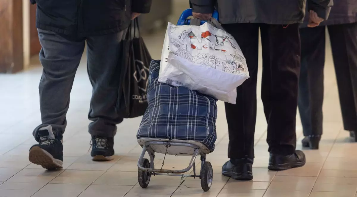 Un bărbat trage un cărucior de care are prinsă o sacășă, în Piata Obor din Bucuresti, miercuri, 10 decembrie 2025.