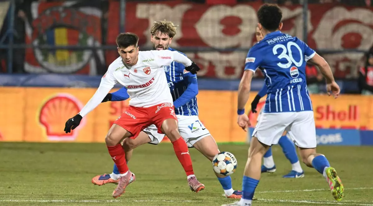 Alexandru Marian Musi si Diogo Sa Ramalho in meciul de fotbal dintre Farul Constanta si Dinamo Bucuresti, contand pentru Superliga Superbet, desfasurat pe Stadionul central al Academiei Gheorghe Hagi din Ovidiu, miercuri 4 februarie 2026.