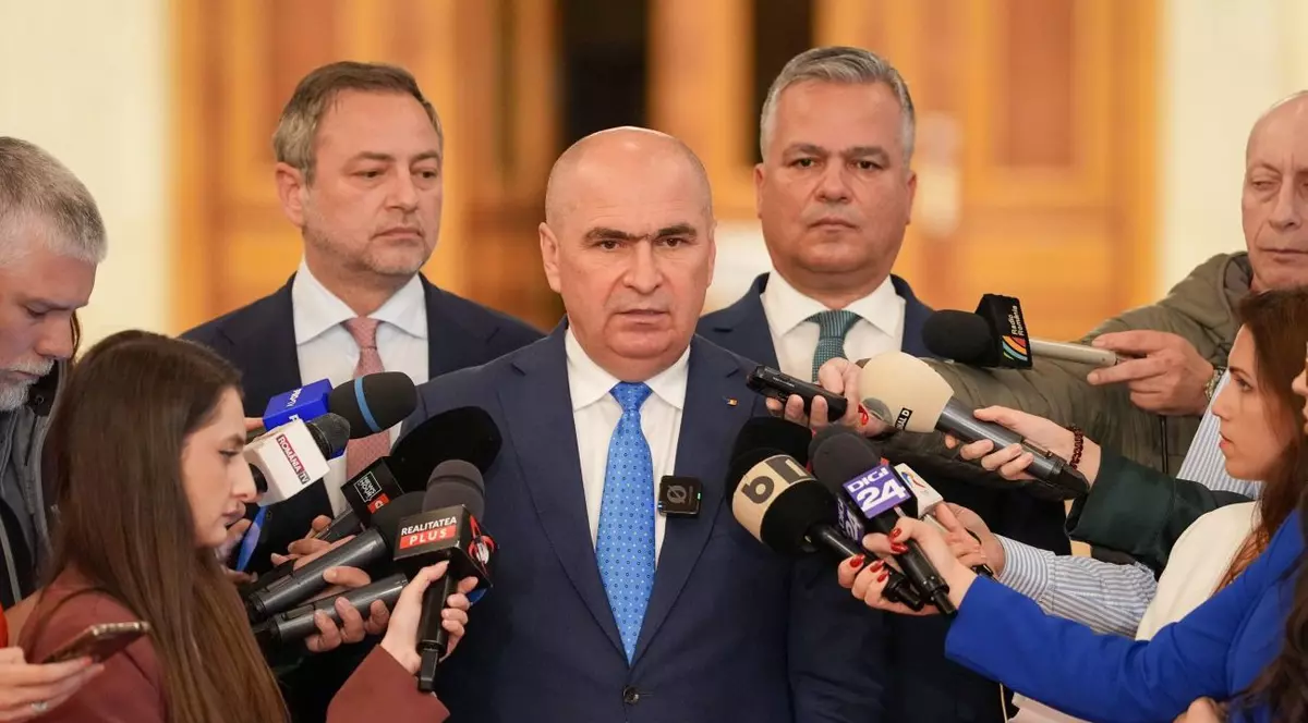 Presedintele PNL, Ilie Bolojan sustine un discurs in prezenta lui Dan Motreanu (stânga) si Adrian Vestea (dreapta)