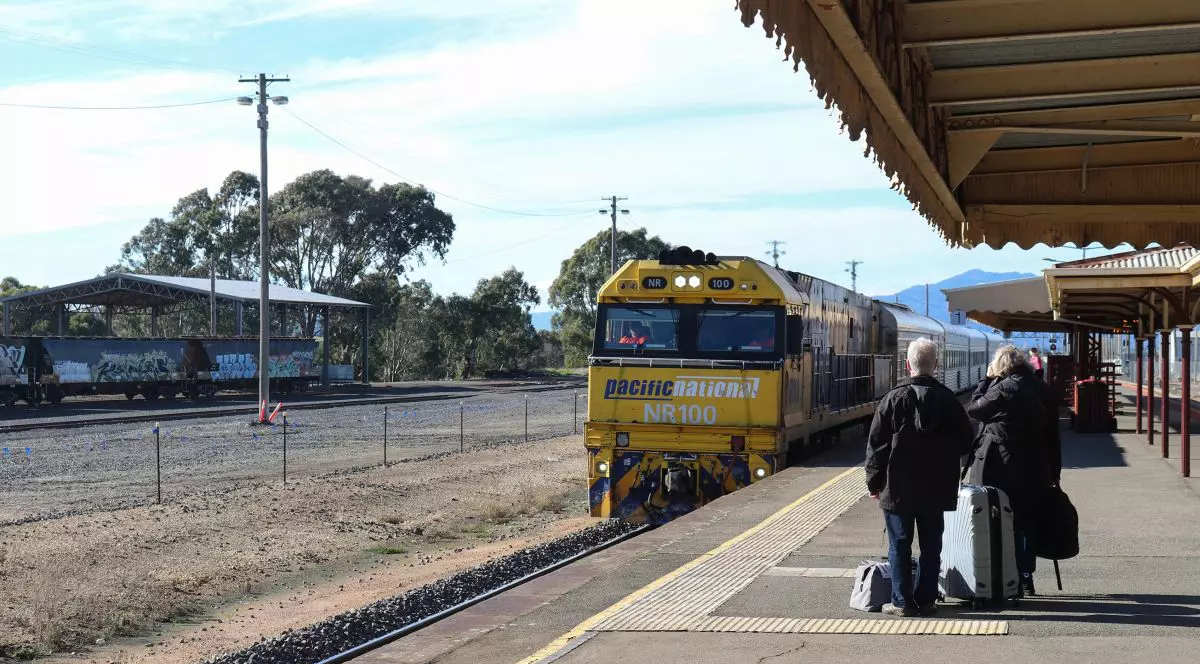 Trenul Pacific National sosește la Ararat cu serviciul feroviar de pasageri Overland către Adelaide, Australia, iulie 2019