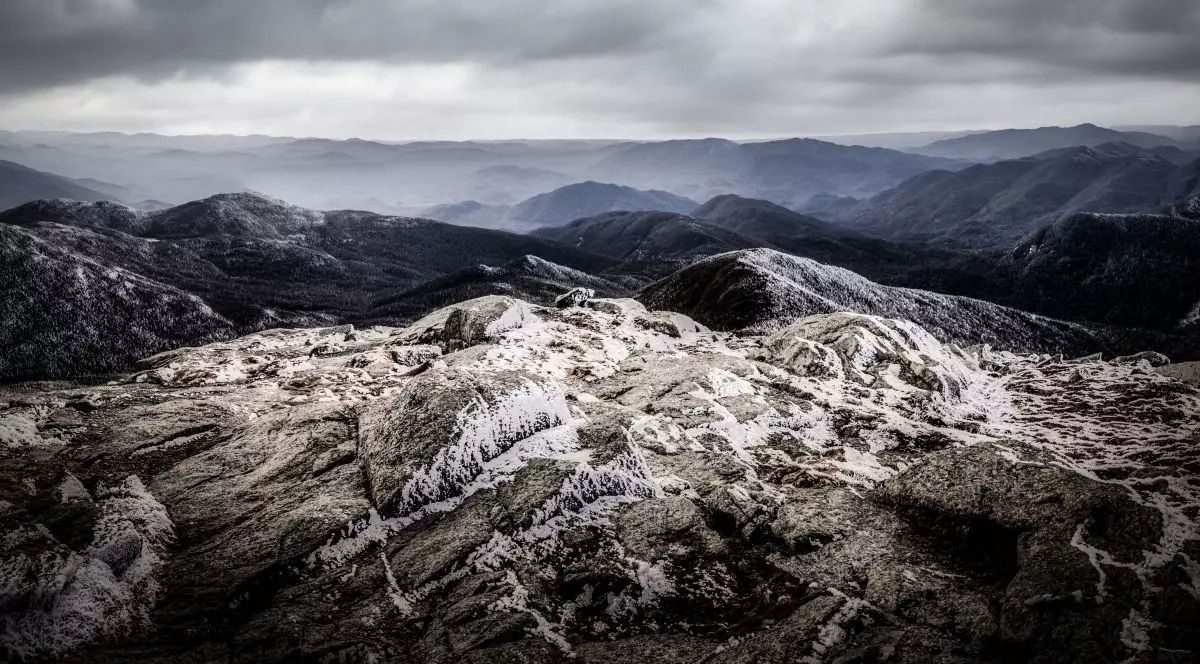 Imagine de ansamblu a vârfului Muntelui Marcy, Adirondacks, nordul statului New York, SUA, ianuarie 2021