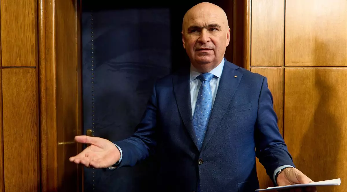 Ilie Boljan ține brațele deschise înaintea unei conferințe de presă organizată la București, 11 iulie 2025