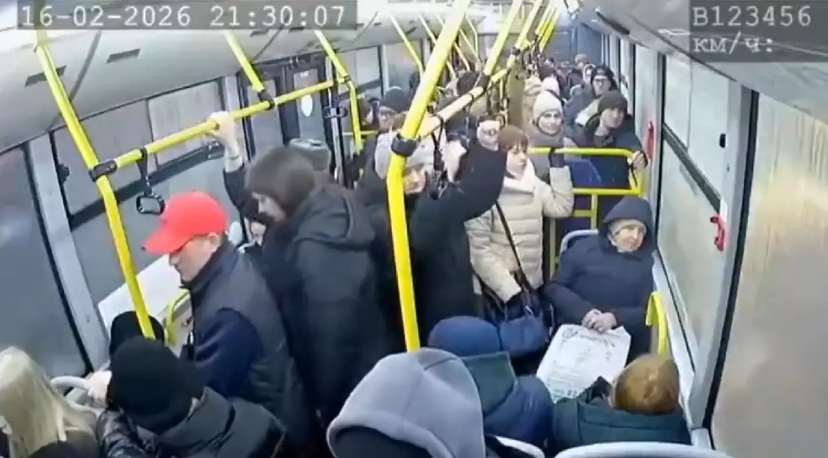 O cameră de supraveghere surprinde un autobuz aglomerat, cu pasageri în picioare și așezați, îmbrăcați în haine de iarnă.