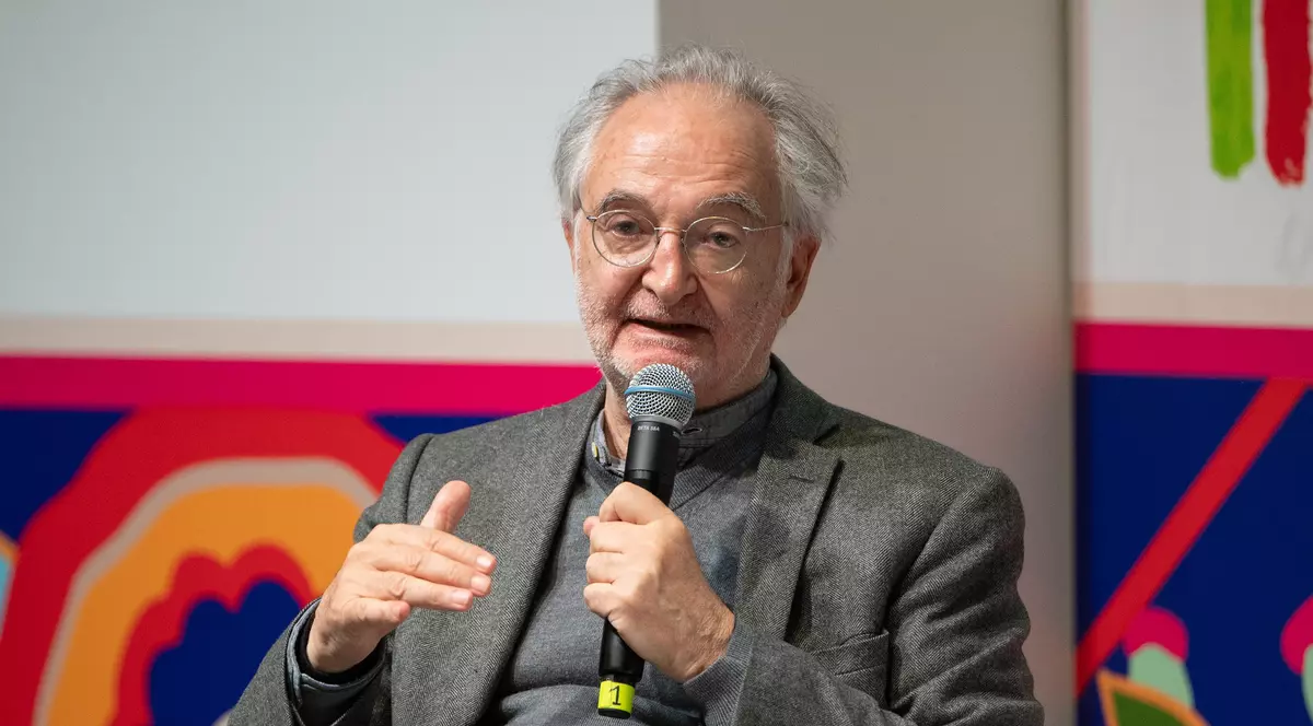 Scriitorul, bancherul și economistul Jacques Attali, imbracat in costum gri, vorbeste la microfon, la Târgul Internațional de Carte. Torino (Italia), 18 mai 2025