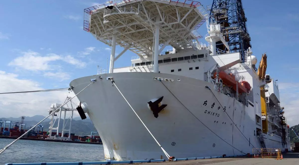 Nava japoneză de foraj în adâncime, Chikyu, este ancorată la un debarcader din portul Shimizu, prefectura Shizuoka, pe 11 septembrie 2013. O echipă de seismologi condusă de Japonia a plecat pe 13 septembrie într-o misiune de a fora adânc sub fundul mării în căutarea originii cutremurelor.